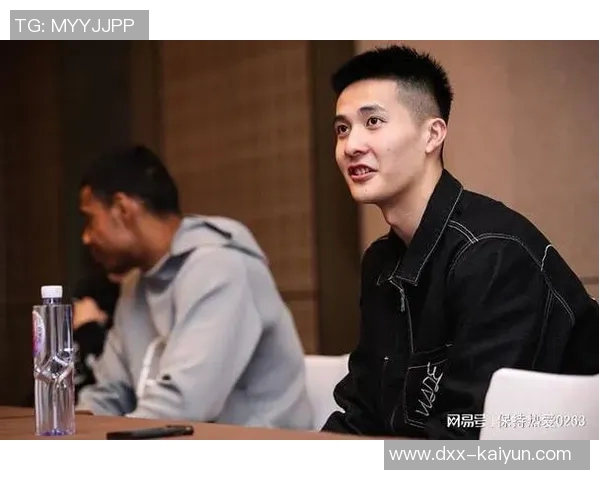 四川男篮走进乡村小学,朱松玮送小球员大“火锅” 四川男篮走进乡村小学,朱松玮送小球员大“火锅”