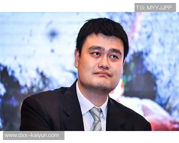 网友:求求大家给姚明让个座吧!别得了颈椎病··· 网友:求求大家给姚明让个座吧!别得了颈椎病···